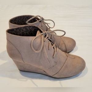 Maurices Penny Lace Up Edge, Taupe, Size 11.